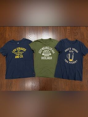 Women’s Graphic T-Shirt Bundle Size Medium Levi’s Jeep Wrangler Tee